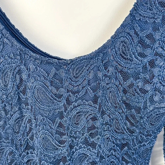 Blue fitted lace stretch  dress - 3/4 sleeves - scoop neck - knee length - M - Picture 6 of 7